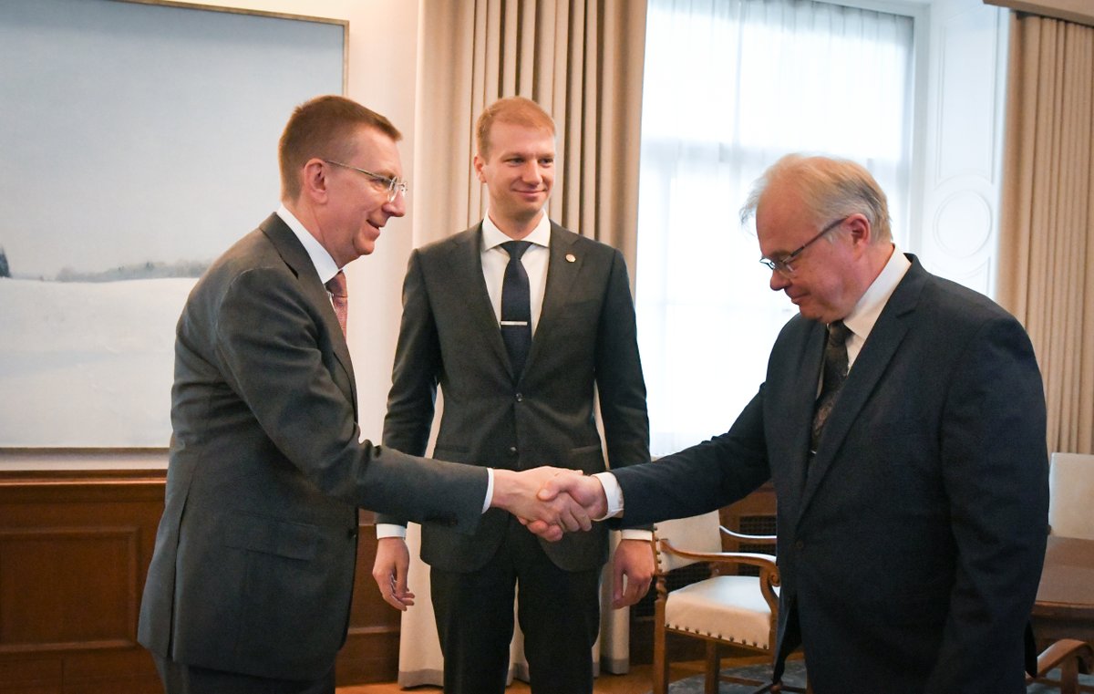 Rigas_pils's tweet photo. Valsts prezidents @edgarsrinkevics sarunā ar klimata un enerģētikas ministru @Kaspars_Melnis_ vērš uzmanību uz kritiskās infrastruktūras ievainojamības un ar to saistīto risku apzināšanu un mazināšanu.

ℹ️ Vairāk par tikšanās laikā pārrunāto: https://t.co/u6CnoWd1Om https://t.co/wkvb1XAt6N