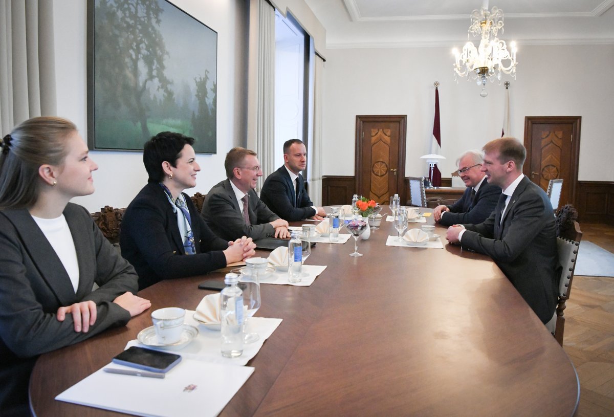 Valsts prezidents <a href="/edgarsrinkevics/">Edgars Rinkēvičs</a> sarunā ar klimata un enerģētikas ministru <a href="/Kaspars_Melnis_/">Kaspars Melnis</a> vērš uzmanību uz kritiskās infrastruktūras ievainojamības un ar to saistīto risku apzināšanu un mazināšanu.

ℹ️ Vairāk par tikšanās laikā pārrunāto: president.lv/lv/jaunums/val…