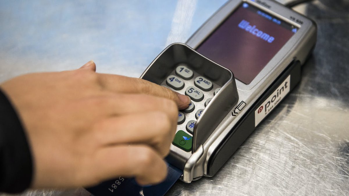 Betalingskortet har skubbet kontanterne ud af pungen, men der er en skjult pris ved at bruge det nyheder.tv2.dk/business/2023-…