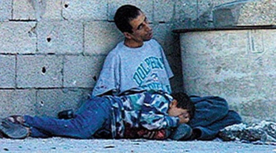 IslamMediaFR's tweet photo. 🇵🇸 FLASH - Le père de Muhammad al-Durrah, dont le fils a été exécuté sur ses genoux par les forces d'occupation israéliennes il y a 23 ans, fait aujourd'hui ses adieux à un certain nombre de membres de sa famille qui ont été tués dans les attaques aériennes israéliennes. https://t.co/q9BIwPKbQ1
