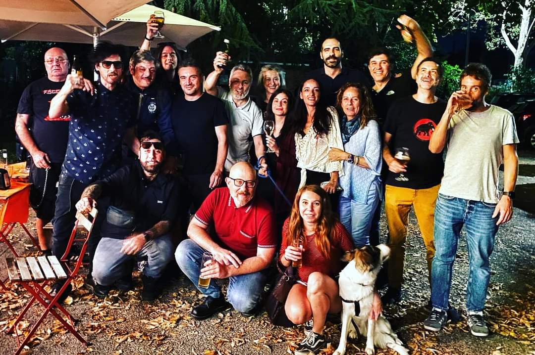 Ed eccoci qua, ancora tutti insieme a ridere, piangere ed a brindare. Ci manchi sempre tantissimo. Alziamo i calici alla tua Mono🍻…ti vogliamo bene❤️ @thesouls_scooterclub @parma_rude @splinterclubparma @kinoki_media <a href="/feccia/">FECCIA</a>.rossa.oi #monoffd❤️ #punk #punkrocklegends #since1992