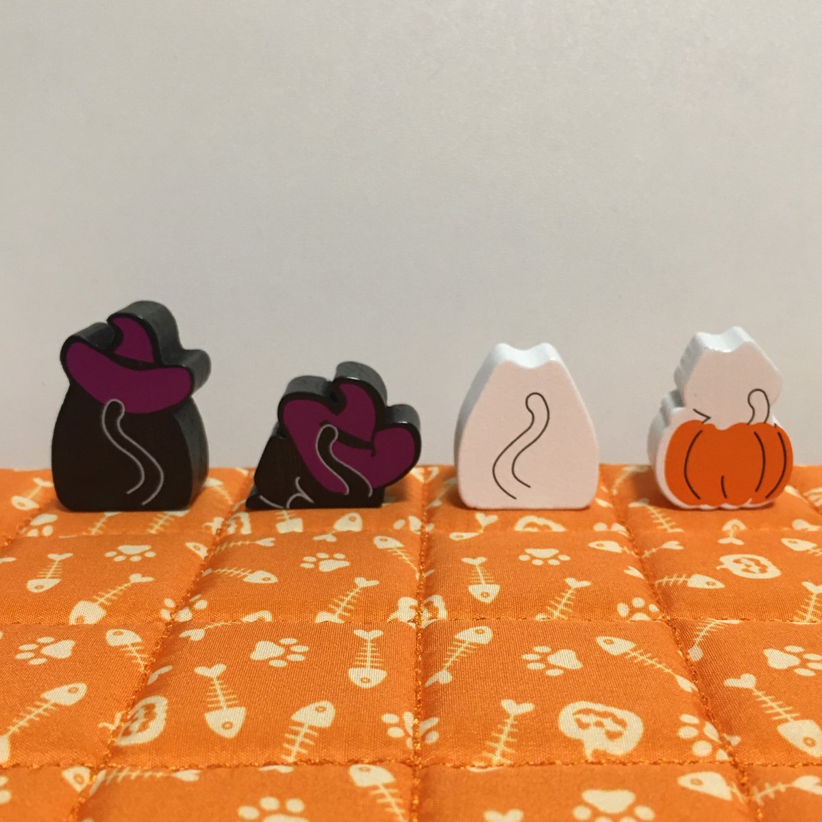 Boardgame_Ace's tweet photo. なんと予定より1週間以上も早く到着しました!
とにかくかわいいコマとクッション素材のボードがすごくいいです✨
ちゃんとコマの裏にしっぽがプリントされていてインテリアとしてもかわいいかも🐈⬛🎃👻
早く和訳してプレイしたいです!
#Bエース #京都 #ボドゲ #ボードゲーム #BOOoop #ハロウィン https://t.co/kMuIVBMbfT