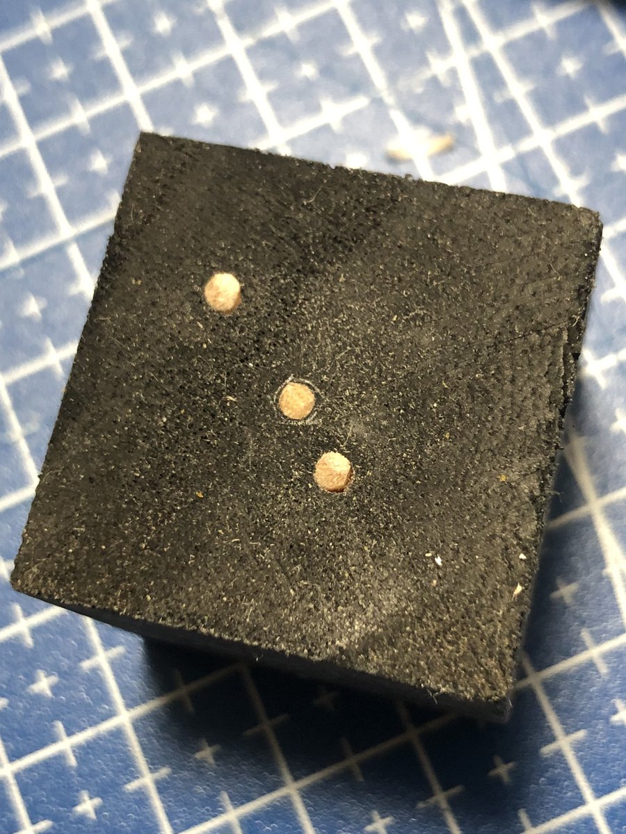 WC_wood13's tweet photo. 象嵌練習二日目。
上二箇所はなかなか良い気がする。
一気に削って合わせようとするんじゃなくて、細かく削って何十回も繰り返して合わせるようにする。 https://t.co/Upvpt6UFID