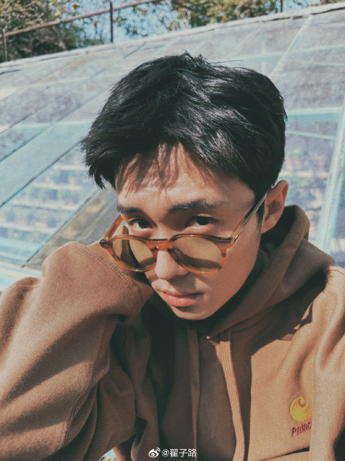 EntTofu's tweet photo. #ZhaiZiLu shared his casual pics on his Weibo: "The only people who heal in this world are those who are willing to overcome themselves🍂​​​"

#翟子路  
Source: https://t.co/lMIahW54v1 https://t.co/691wEdV7nR