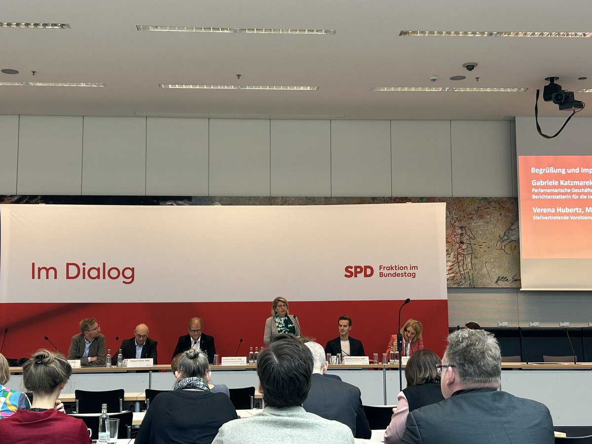 DeferJakob's tweet photo. Gute Diskussion beim #FachforumIndustrielleGrsundheitswirtschaft - die @spdbt macht sich auf den Weg für gute Rahmenbedingungen in der klinischen Forschung in Deutschland für eine innovative Patientenversorgung! #Deutschlandtempo auch für die #IndustrielleGesundheitswirtschaft https://t.co/UKCcRPKopX