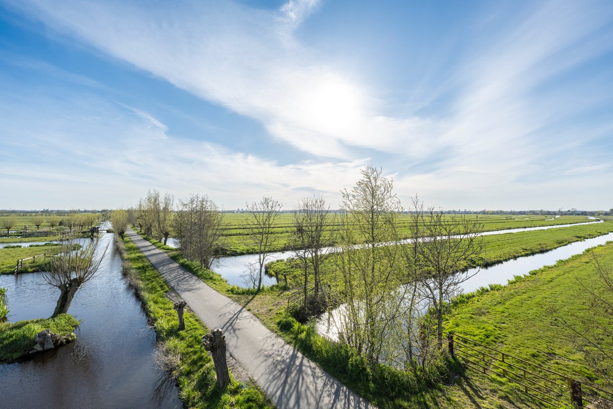 Eeuwenlang lagen de Krimpenerwaard, Alblasserwaard, Lopikerwaard en Vijfheerenlanden relatief geïsoleerd tussen de grote rivieren. Dat is nog steeds voelbaar in de kwaliteit van het landschap. Foto van <a href="/TinekeFoto/">Tineke Dijkstra Foto</a>. Lees erover in hetgroenehartboek.nl.