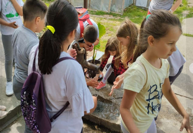 ObrazovanjeOrg's tweet photo. 🥁Sutra na Dan borbe protiv siromaštva objavljujemo #UspešnePriče o deci koja su se nakon niza prepreka, uspešno vratila u škole i postigla uspehe
📌U međuvremenu evo šta su tokom leta naši Gradski klubovi radili van škole, jer nije sve ni u učenju: https://t.co/5IITrq1Dmk https://t.co/uUkrvgNYSB