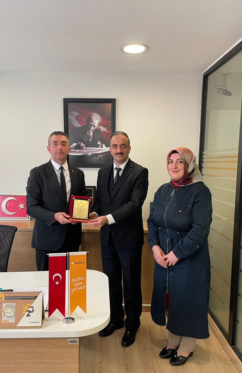 Okulumuza yapılan kitap yardımı nedeniyle Okul Müdürümüz <a href="/askarakaya25/">Ahmet Said KARAKAYA</a>, beraberinde Türk dili ve edebiyatı öğretmeni Tuba Dursun ile VakıfBank Aşkale Müdürü Sayın Sait Sancaktar' a teşekkür ve iade-i ziyarette bulundu.