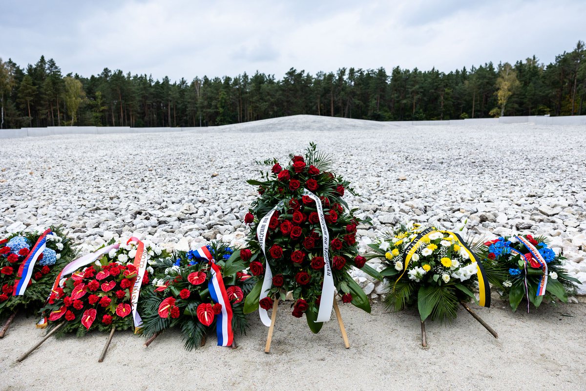 Honoring the memory of the Sobibór uprising victims, our delegation paid their respects at the 80th-anniversary commemoration event, laying a wreath. 🌹 #neveragain #SobiborUprising #HolocaustRemembrance
📷: <a href="/MajdanekMuseum/">Majdanek Memorial</a>
<a href="/Flanders_DFA/">Flanders DFA</a>