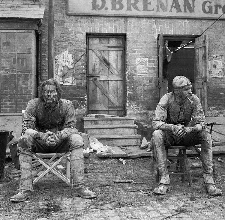 SitoCinema's tweet photo. Leonardo DiCaprio y Daniel Day Lewis en el set de Gangs of New York. https://t.co/UJeMUURlAL