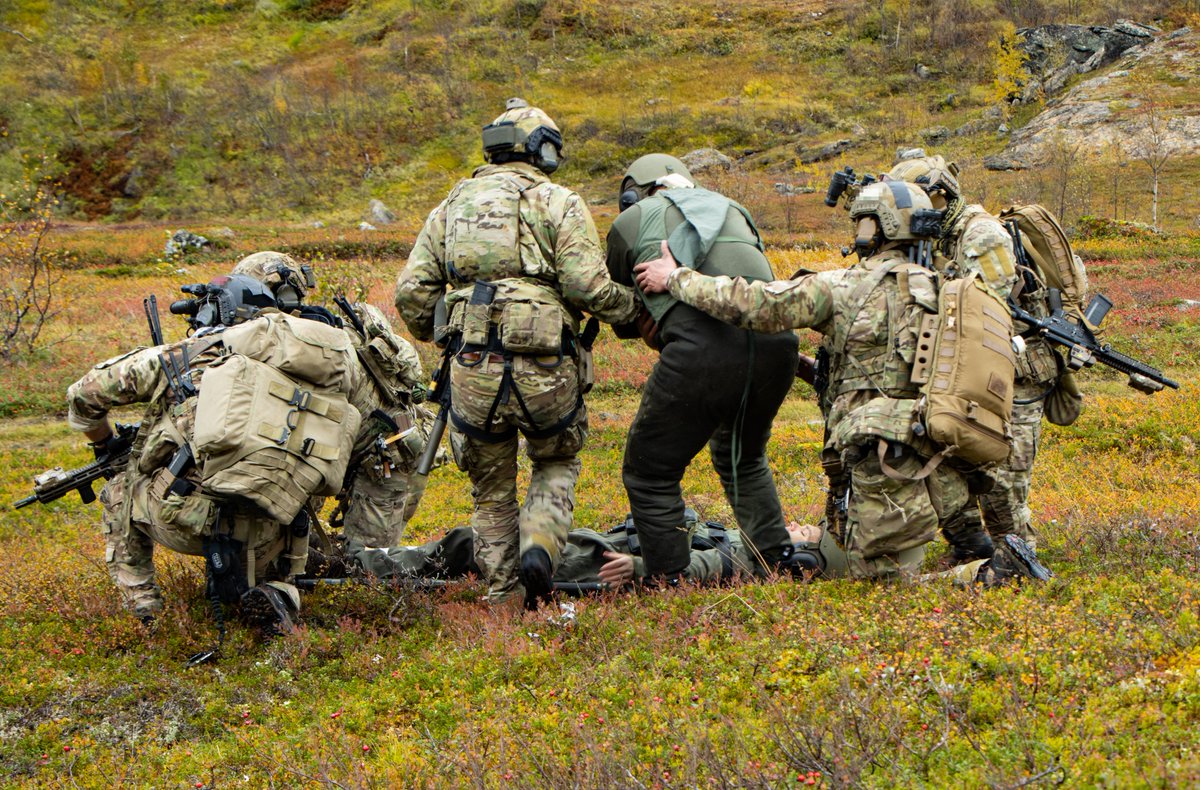 Mission accomplished! #GreenBerets with #10thSFG recovered an injured pilot during a training scenario as part of exercise Adamant Serpent 23-2 near Bardufoss, Norway, Sept. 22. (📸 by U.S. Army Staff Sgt. Nicholas Moyte)