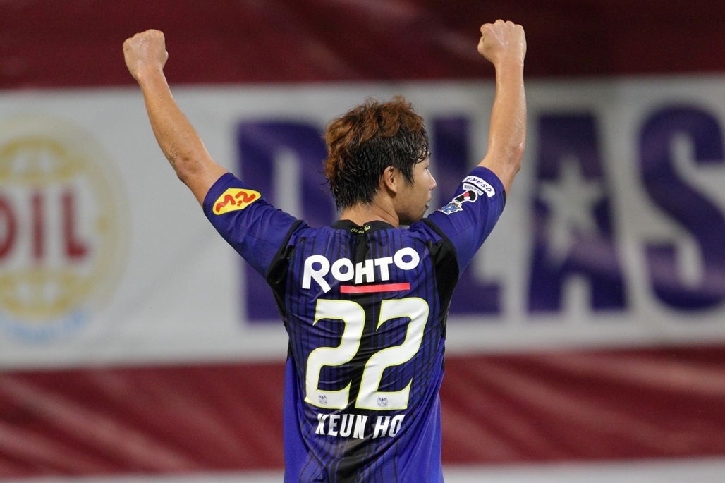 GAMBA_OFFICIAL's tweet photo. 2010.7～2011シーズンに所属していたイ グノ選手（大邱FC所属）が本日、現役引退を発表されました。
強靭なフィジカルと豊富な運動量を武器に、2011シーズンは15得点を決めてリーグ戦の3位に大きく貢献👍
クラブチームだけでなく、韓国代表においても長年活躍。20年間の現役生活お疲れさまでした👏👏
감사합니다 이근호 !!

リリースはコチラ▶️
https://t.co/rBZ5WNcvB0

#ガンバ大阪 #GAMBAOSAKA