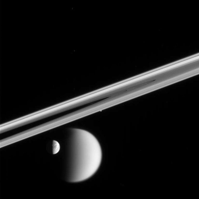 Rainmaker1973's tweet photo. 18 years ago #Today, Cassini spacecraft captured one of the coolest images of Saturn's moons 

[read more: https://t.co/wSUTUje7di] https://t.co/fBuau3MZnp
