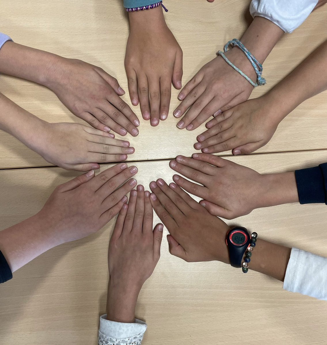 9 Ambassadeurs bien-être ont été élus cette année pour notre école. Ils sont tous très investis dans leur rôle et plus motivés que jamais pour assurer le bien-être de tous les élèves  au sein de notre belle école.