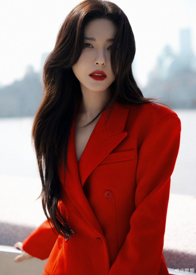 EntTofu's tweet photo. #ZengLi looks absolutely perfect in red in the photos updated on her weibo: "Today’s ootd: The clothes and lipstick are in contrasting colors🙈"

#曾黎
Source: https://t.co/FSlWwYuKxI https://t.co/P54TjefUnv