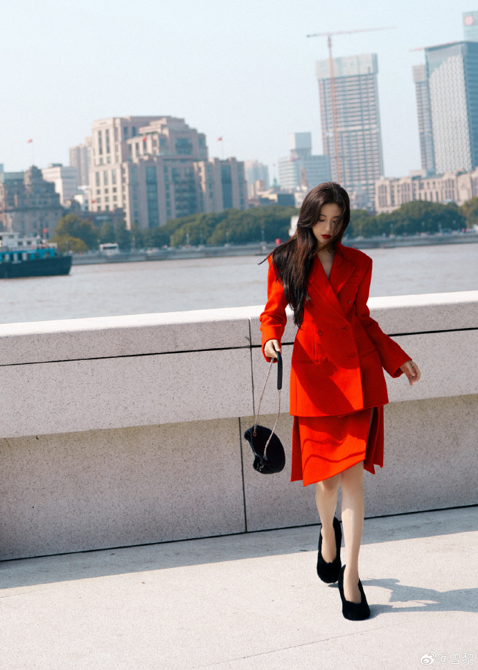 EntTofu's tweet photo. #ZengLi looks absolutely perfect in red in the photos updated on her weibo: "Today’s ootd: The clothes and lipstick are in contrasting colors🙈"

#曾黎
Source: https://t.co/FSlWwYuKxI https://t.co/P54TjefUnv
