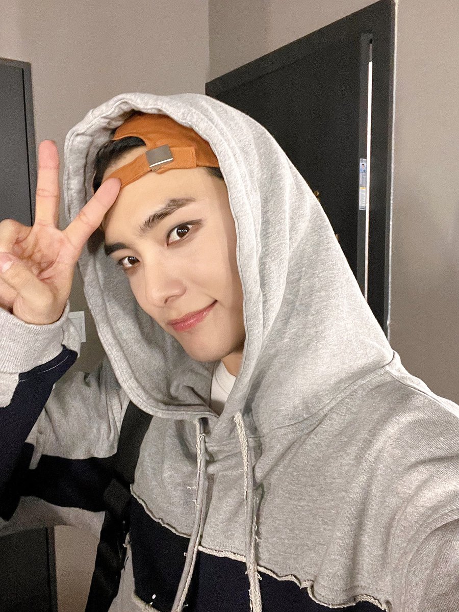 official_ACE7's tweet photo. [#JUNHEE_PHOTO] 📸

갈릴레희와 함께 
이번주도 즐겁게 시작! 
하삐하삐하삐🎶

⬇️🎫⬇️🎫
https://t.co/J9oVRBRhHL

#에이스 #ACE
#박준희 #PARKJUNHEE
#위윌락유 #Wewillrockyou https://t.co/hMD92zmBoH
