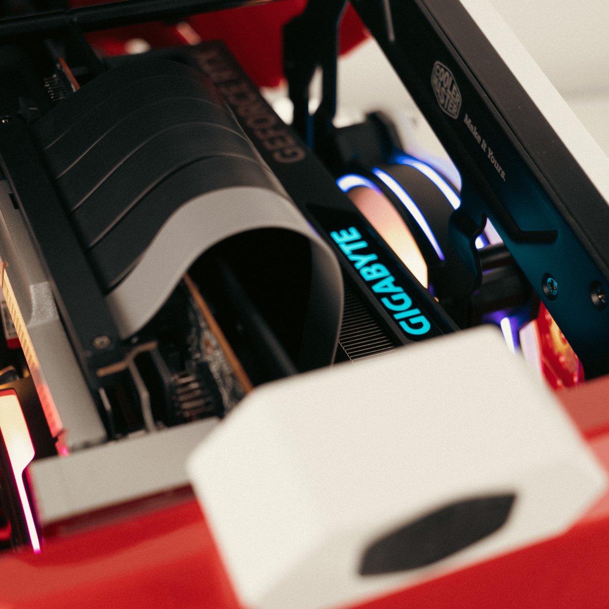 cybertek_fr's tweet photo. 👟 Vous aimez les sneakers ? Nous aussi ! 😜
On vous a concocté ce magnifique PC avec un boîtier signé @coolermasterfr !
C'est disponible sur notre site internet https://t.co/cVRj7MHw8B en RTX 4070/4080 ! 😍

#sneakerx #coolermaster #sneakerxcoolermaster #pccustom #pcgamer https://t.co/rblTljnUN2