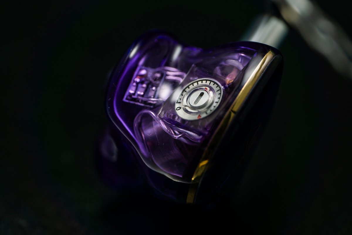 KumitateLab's tweet photo. KL-REF Rev2.0 + 『グラインダー・タトゥ/特色』
メカニカルなボリューム部のパーツと、金属のフェイスプレートデザインの相性が抜群です😆
#くみたてLab #カスタムIEM #KL_REF https://t.co/7UVeYCGOLm
