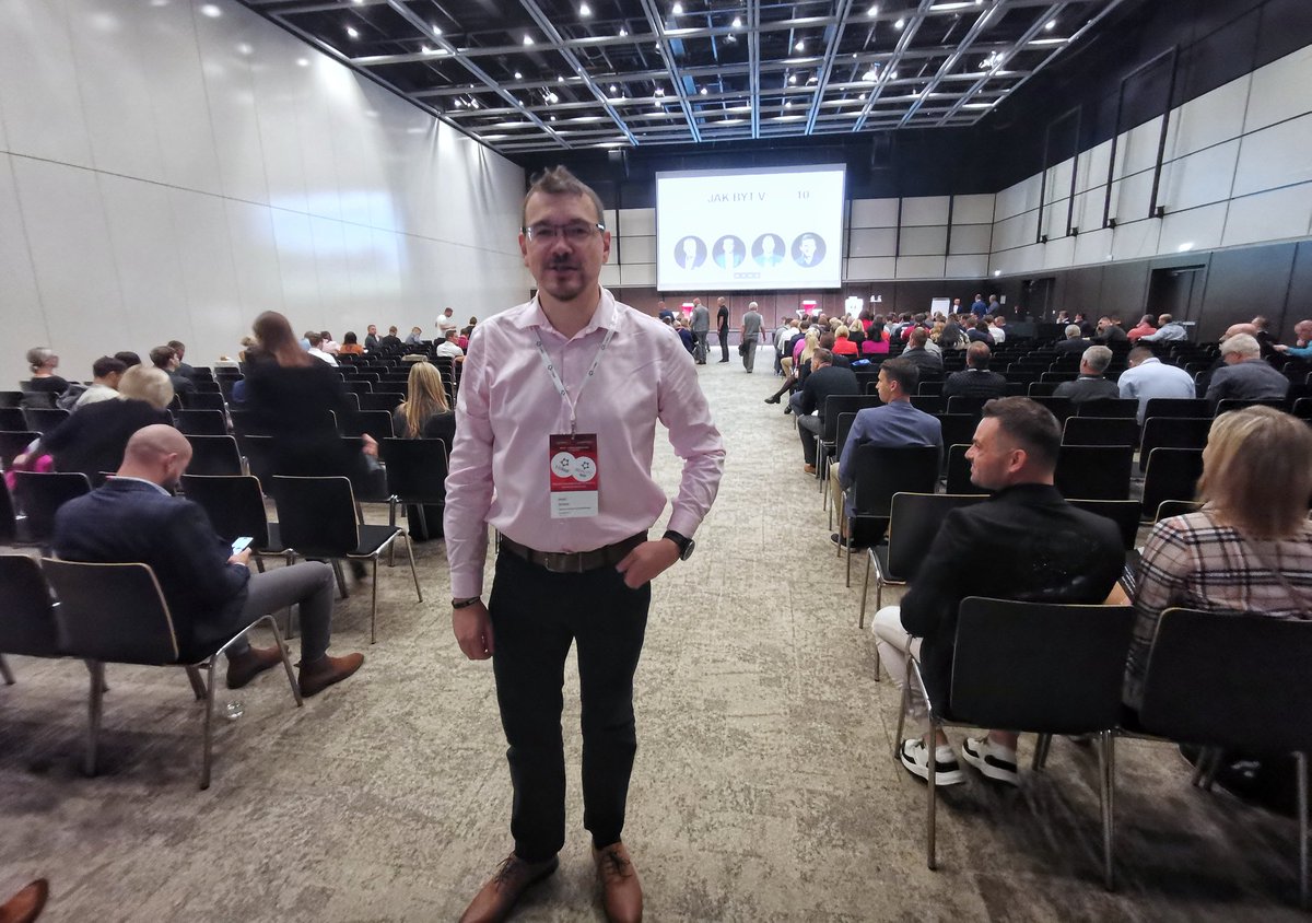 Realitydilna's tweet photo. Zkušenosti, příklady a moudra 😎
To budu dnes celý den absorbovat 🤓
Jen jsem si měl asi vzít triko s chameleonem, protože mě v košili ani na #REALITYfest #finfest někteří nepozná mají. Chybí ten viditelní Vendelínem a Anežka 🐸🤓🐸
#realitydílna https://t.co/9aRIBsseS2