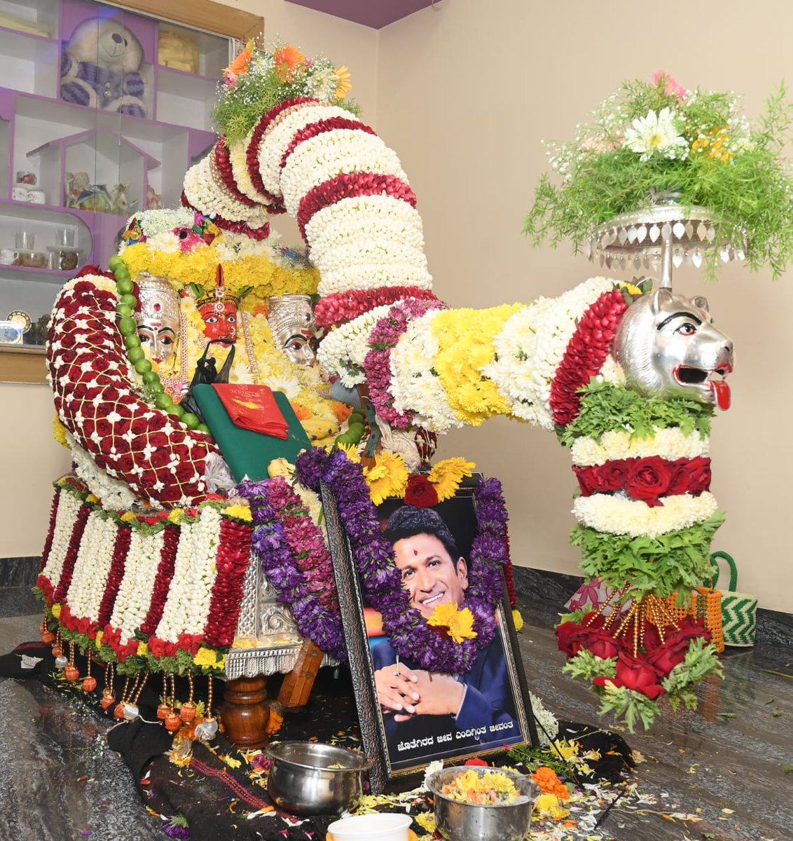 appu_55's tweet image. ಜೊತೆಗಿರದ ಜೀವ ಎಂದಿಗಿಂತ ಜೀವಂತ ♥️

#hospete #AppuBossadda #bossu #doddmane #yuvasena #og #Shivarajkumar #Shivanna