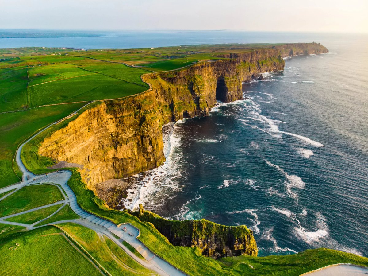 The Cliffs of Moher in #Ireland are named after a ruined fort called 'Mothar' and rise up to 214 meters (702 feet). 🌊🇮🇪 #CliffsOfMoher