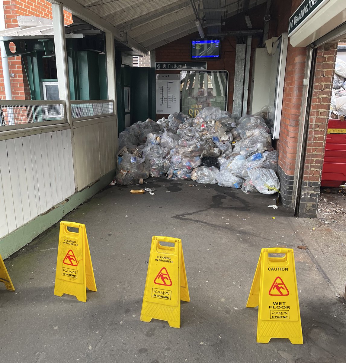 Thornton Heath station this morning.

You guys need to move that rubbish asap, it’s blocking access to the lift. 

How are wheelchair users, parents with pushchairs, visually impaired passengers meant to use the lift?

Answer quickly. <a href="/SouthernRailUK/">Southern</a>