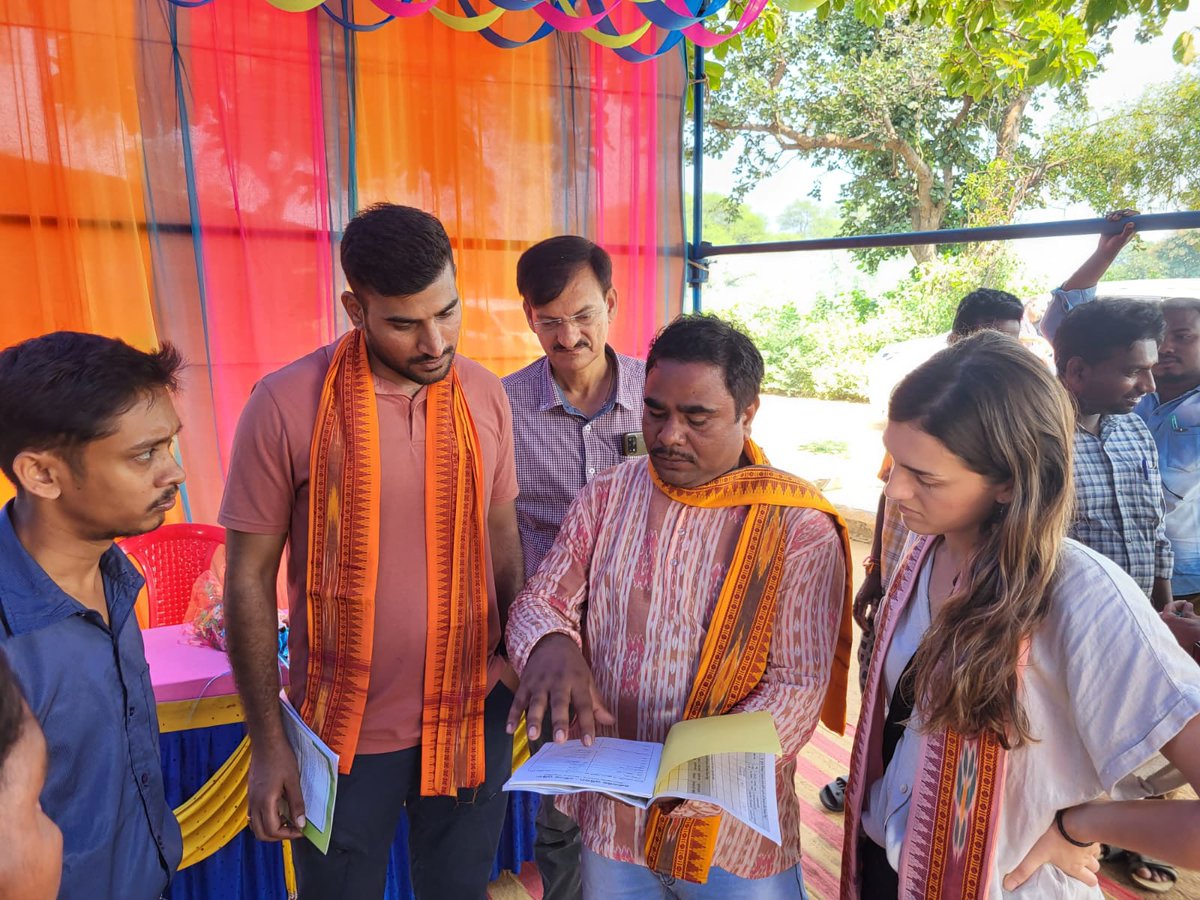 ASAIndia_1996's tweet photo. Mr. KK Trivedi, COO and the ASA staff, together with Mr. Manish Malokar, Programme Officer, Monitoring, Evaluation and Learning and Ms. Estrella Gonzalez, Program Manager, Farm Impact from OCA, paid a visit to the demonstration plots and trial field in Malpada Village. https://t.co/aX8IPMtaFP