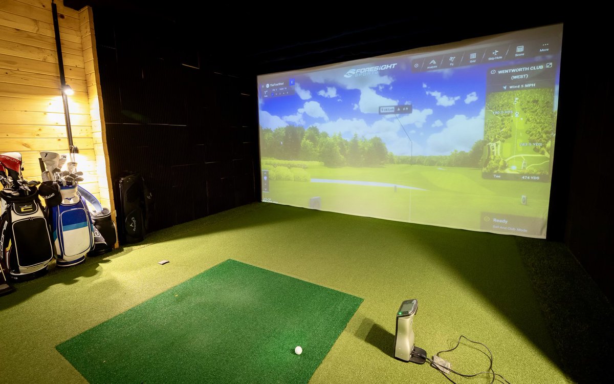 Winter is just around the corner! ❄️ Foresight Sports technology gives every business the ability to operate, and generate profit, all year round with an indoor swing studio. ⛳️ #foresightsports #indoorsim #gcquad Pictured: The Tour Shed