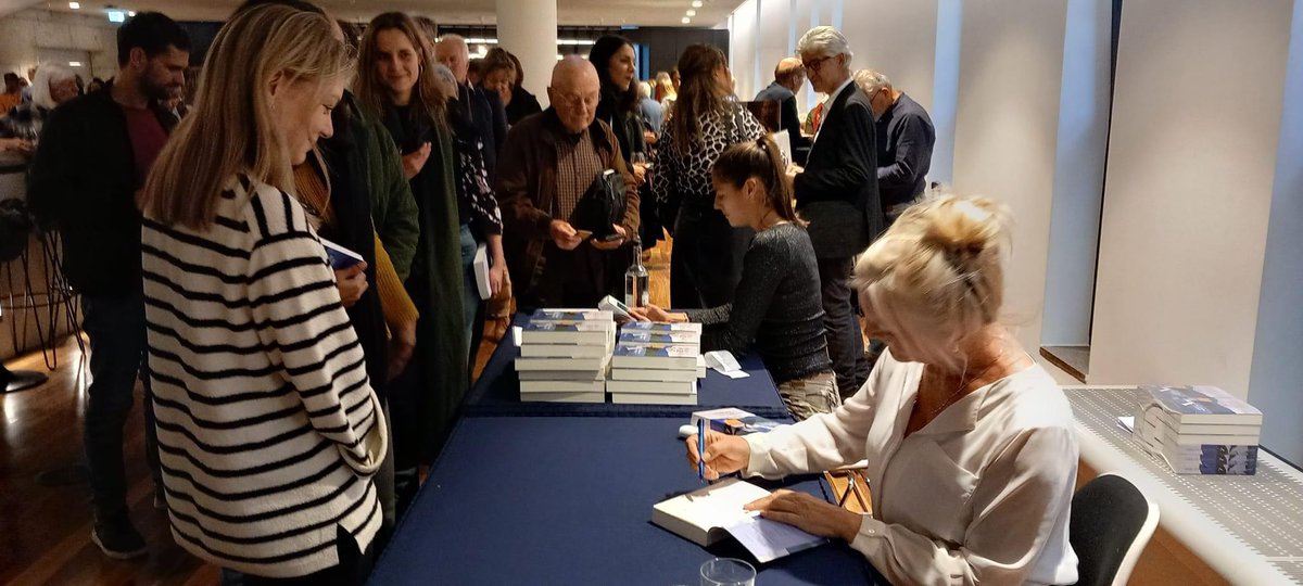 Joke Hermsen (@jokehermsen) on Twitter photo Bijzondere boekpresentatie in volle theaterzaal <a href="/OBAmsterdam/">OBA</a>. Met ontroerende muziek van Maryana Golovchenko & Mehmet Polat en 4 korte lezingen over heimwee & vertepijn, de ontheemden van Oekraïne en Gaza, de engel van Rilke & de thuiskomst in verhalen. <a href="/prometheusbb/">Uitgeverij Prometheus</a> <a href="/ZijSpreekt/">ZijSpreekt</a> Bijzondere boekpresentatie in volle theaterzaal <a href="/OBAmsterdam/">OBA</a>. Met ontroerende muziek van Maryana Golovchenko & Mehmet Polat en 4 korte lezingen over heimwee & vertepijn, de ontheemden van Oekraïne en Gaza, de engel van Rilke & de thuiskomst in verhalen. <a href="/prometheusbb/">Uitgeverij Prometheus</a> <a href="/ZijSpreekt/">ZijSpreekt</a>