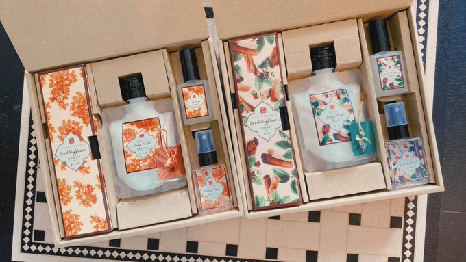 最近使ってるクラファンの香り物セット仕事前と寝る前につけてる 白檀の香り知らなかったけど金木犀より好き https://t.co/ej5MMuhffe