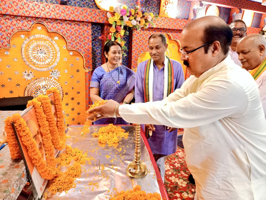 सैदपुर विधानसभा के नगर में स्थित द्वारिका पैलेस में आयोजित "वोटर चेतना महाभियान" की एकदिवसीय कार्यशाला का शुभारंभ दीप प्रज्ज्वलित कर करते जिला प्रभारी अशोक मिश्रा, सरोज कुशवाहा, जिलाध्यक्ष सुनील सिंह, रामतेज पांडेय, कृष्णबिहारी राय, भानुप्रताप सिंह, बृजेंद्र राय आदि।