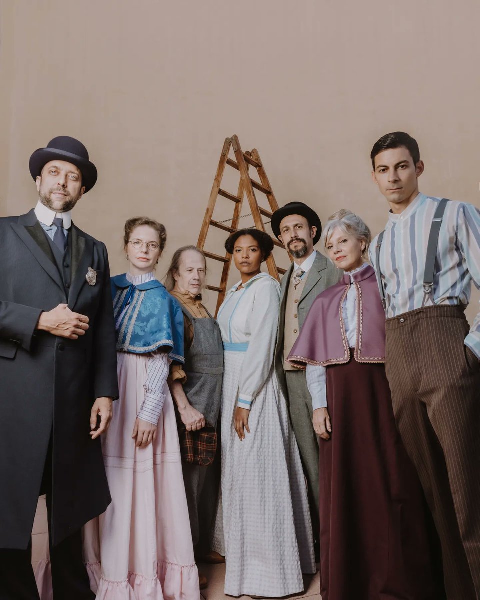 teatrelliure's tweet photo. 🤔 Com va reaccionar la companyia de #LaNostraCiutat 🏡quan va veure les fotos 📷 de campanya de la Sílvia Poch?

Mira! 😍

🎫 https://t.co/efvJfxYo88 https://t.co/T23JvLMGvU