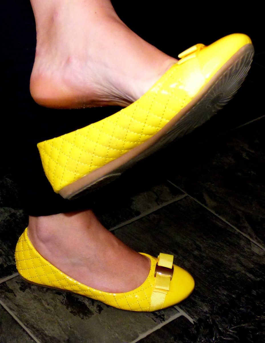 misskatefeet's tweet photo. Yellow flats dangle #feet #feetfethish #feetcontent #toe #feetfinder #feet_lover #femdom #trampling #feetcontent #pieds #FOOTFETİSH #sandal #crushing #wedge #flipflop #PiesBonitos #piedi #dangling #toe #sole #arche #balletflat https://t.co/IAzUfoHmVo