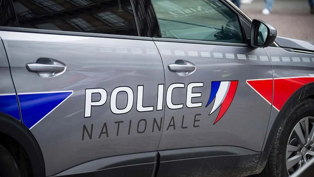 🔴 FLASH - #ViryChâtillon : Un individu armé d'un couteau s'est présenté ce samedi à l’entrée de l’église du #SaintEsprit où se déroulait une cérémonie et a crié "Allah Akbar", avant de quitter les lieux. 

👉 Le #suspect n'a pas été retrouvé par la police. (Valeurs) #Essonne