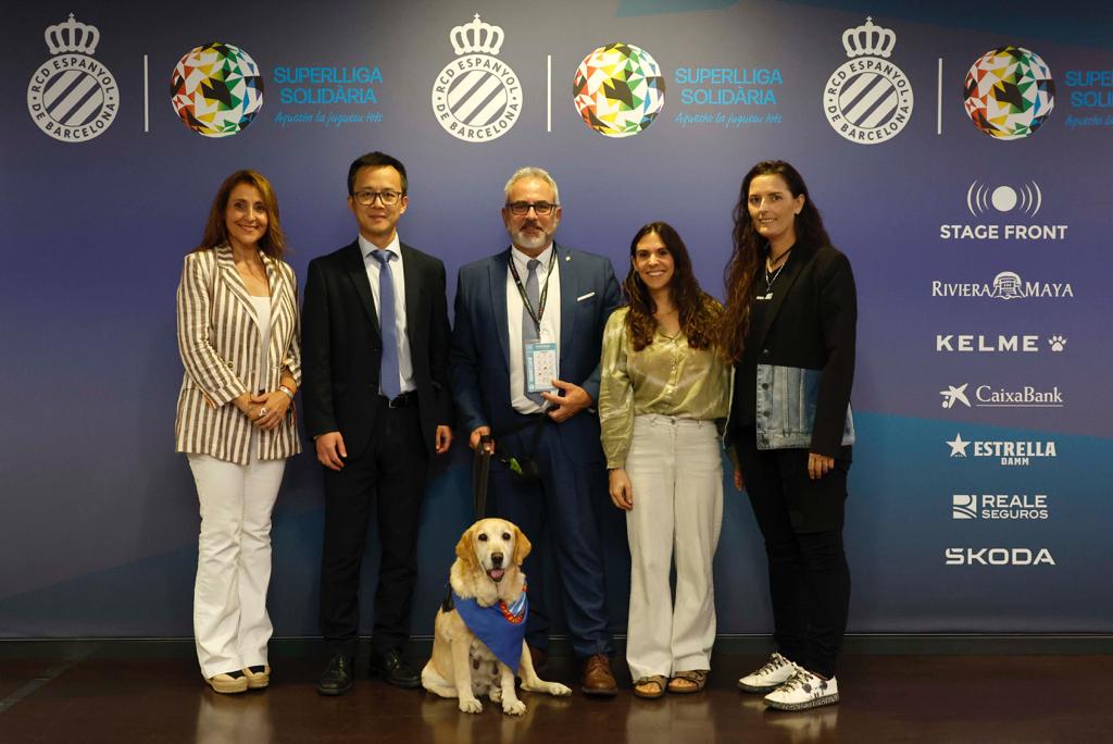 ICABarcelona's tweet photo. 🐶 La diputada de la Junta de Govern Carmen Valenzuela (@hi_valenzuela) representa l'ICAB i la CPDA en l'acció del RCD Espanyol de Barcelona a favor del no abandonament i el foment de l'adopció dels animals.

https://t.co/E1pqnPDuZQ

#RCDE #unpericonoabandona https://t.co/aEeKFgdq0G