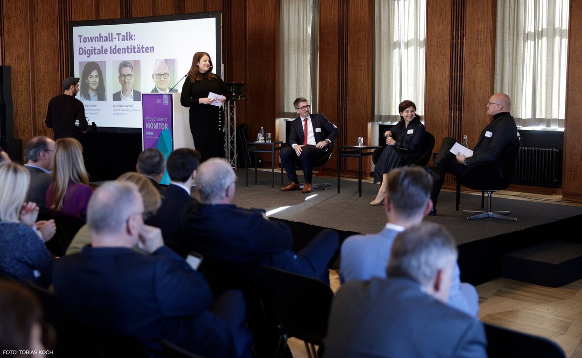 Im Townhall-Talk mit Vertreter*innen aus 🇩🇪, 🇦🇹 und der 🇨🇭 geht es jetzt um die unterschiedlichen Herangehensweisen der 3 Länder an die Verwaltungsdigitalisierung und was man voneinander lernen kann. Die Gäste haben viele Fragen. #GovTalk