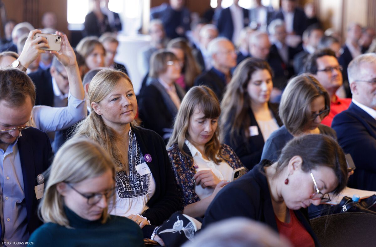 initiatived21's tweet photo. Im Townhall-Talk mit Vertreter*innen aus 🇩🇪, 🇦🇹 und der 🇨🇭 geht es jetzt um die unterschiedlichen Herangehensweisen der 3 Länder an die Verwaltungsdigitalisierung und was man voneinander lernen kann. Die Gäste haben viele Fragen. #GovTalk https://t.co/GbIBThwZcb