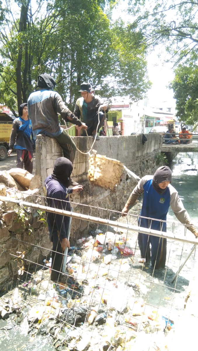 bmsdakotabekasi's tweet photo. Haiiiii sobat #bmsda
Hari ini Tim Pematusan Giat pembersihan saluran Tersier Kali Cupu RW:05 belakang disdukcapil
Kelurahan Margahayu
Kecamatan Bekasi Timur https://t.co/e5rIEo10HC