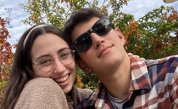 IsraelinSpanish's tweet photo. Saltó sobre una granada y sacrificó su vida para salvar al amor de su vida 💔

Neta y Eiran estaban comprometidos y vivían juntos en una de las comunidades del sur de #Israel donde los terroristas de Hamas perpetraron su salvaje masacre el pasado 7 de Octubre.

Al escuchar lo que pasaba, Neta y Eiran entraron a un refugio para esconderse de los terroristas. 

La mamá de Eiran cuenta sobre los trágicos momentos:
"Los terroristas lograron abrir el refugio y lanzaron primero dos granadas. Neta y Eiran se pusieron pegados a la pared y se ocultaron. Luego lanzaron una tercera granada que llegó hasta donde estaba Eiran. Neta, sin dudarlo, saltó encima de la granada para evitar que Eiran sea herida y hasta gritó 'granada' mientras los terroristas le disparaban una ráfaga de balas. Eiran vio cómo el cuerpo de Neta cayó. Una parte del cuerpo tapó la entrada al refugio y la otra quedó al lado de la cama.

Los terroristas no pasaron por encima del cuerpo a ver si había alguien más. Simplemente decidieron lanzar otra granada, la cuarta. Por suerte, Eiran no fue herida pero la granada comenzó a quemar algo que había en el cuarto. En medio de eso, Eiran nos escribe que Neta murió, que hay humo y que hay algo quemándose"

Eiran logró salir con cuidado y agarrar algo con agua para apagar el fuego. Luego se escondió debajo de la cama por si los terroristas regresaban y logró taparse usando también el cuerpo de Neta. 

Los terroristas entraron y salieron varias veces de la casa. Luego se atrincheraron en esa casa hasta que llegaron soldados israelíes después de varias horas.
Los soldados lograron abatir a los terroristas y rescatar a Eiran.