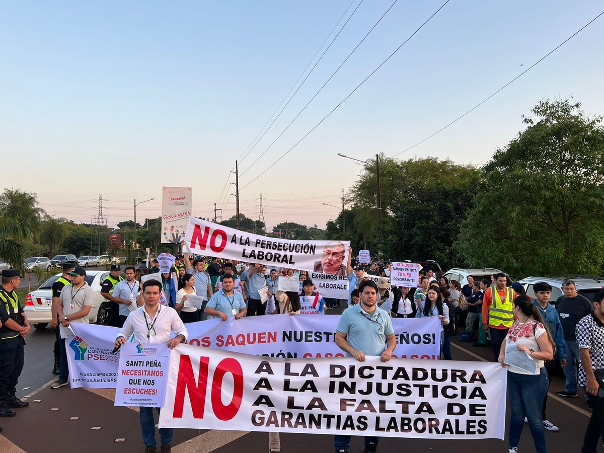 RadioLibrePy's tweet photo. Manifestantes cierran acceso a oficinas operativas de Itaipu en protesta por la separación de 185 empleados. Condenan al gobierno de Peña y a Justo Zacarías Irun por lo que consideran una decisión injusta. Camino a judicializar con derrota de Itaipu en puertas. https://t.co/o5yfRayfcW