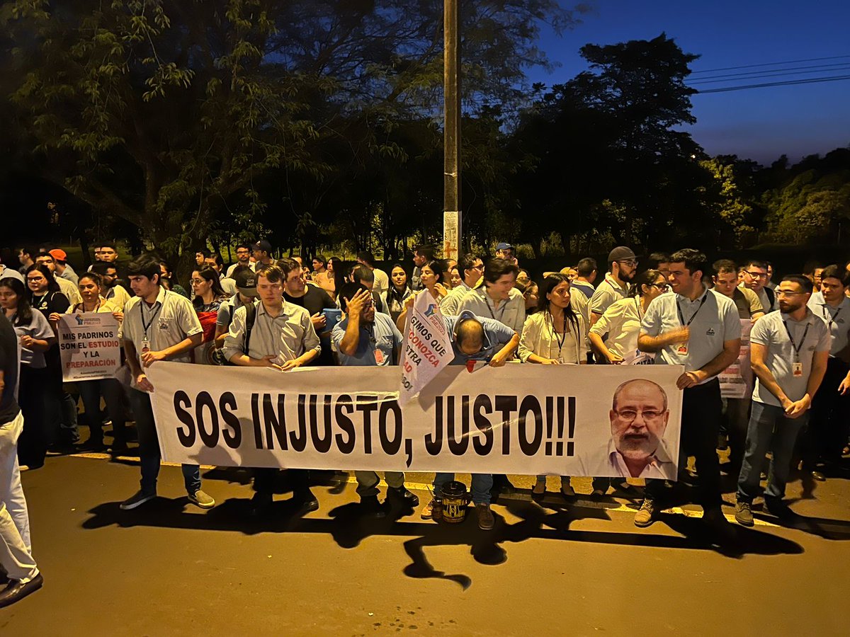RadioLibrePy's tweet photo. Manifestantes cierran acceso a oficinas operativas de Itaipu en protesta por la separación de 185 empleados. Condenan al gobierno de Peña y a Justo Zacarías Irun por lo que consideran una decisión injusta. Camino a judicializar con derrota de Itaipu en puertas. https://t.co/o5yfRayfcW