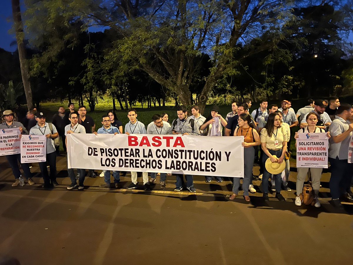RadioLibrePy's tweet photo. Manifestantes cierran acceso a oficinas operativas de Itaipu en protesta por la separación de 185 empleados. Condenan al gobierno de Peña y a Justo Zacarías Irun por lo que consideran una decisión injusta. Camino a judicializar con derrota de Itaipu en puertas. https://t.co/o5yfRayfcW