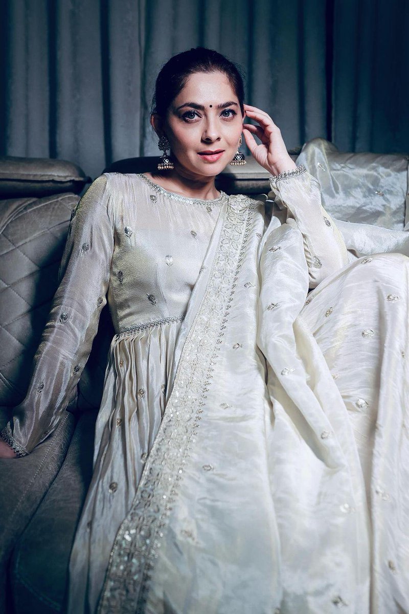Samadha53401346's tweet photo. @meSonalee
नवरात्री ची दुसरी माळ .,. 🪽🕊️🤍🦢🐚

#navratricollection 
#HappyNavratri #sonaleekulkarni #navratrispecial #marathimulgi 
#colouroftheday #navratri2023 
#cotd #white #colour #color https://t.co/8D8p4F7Utr