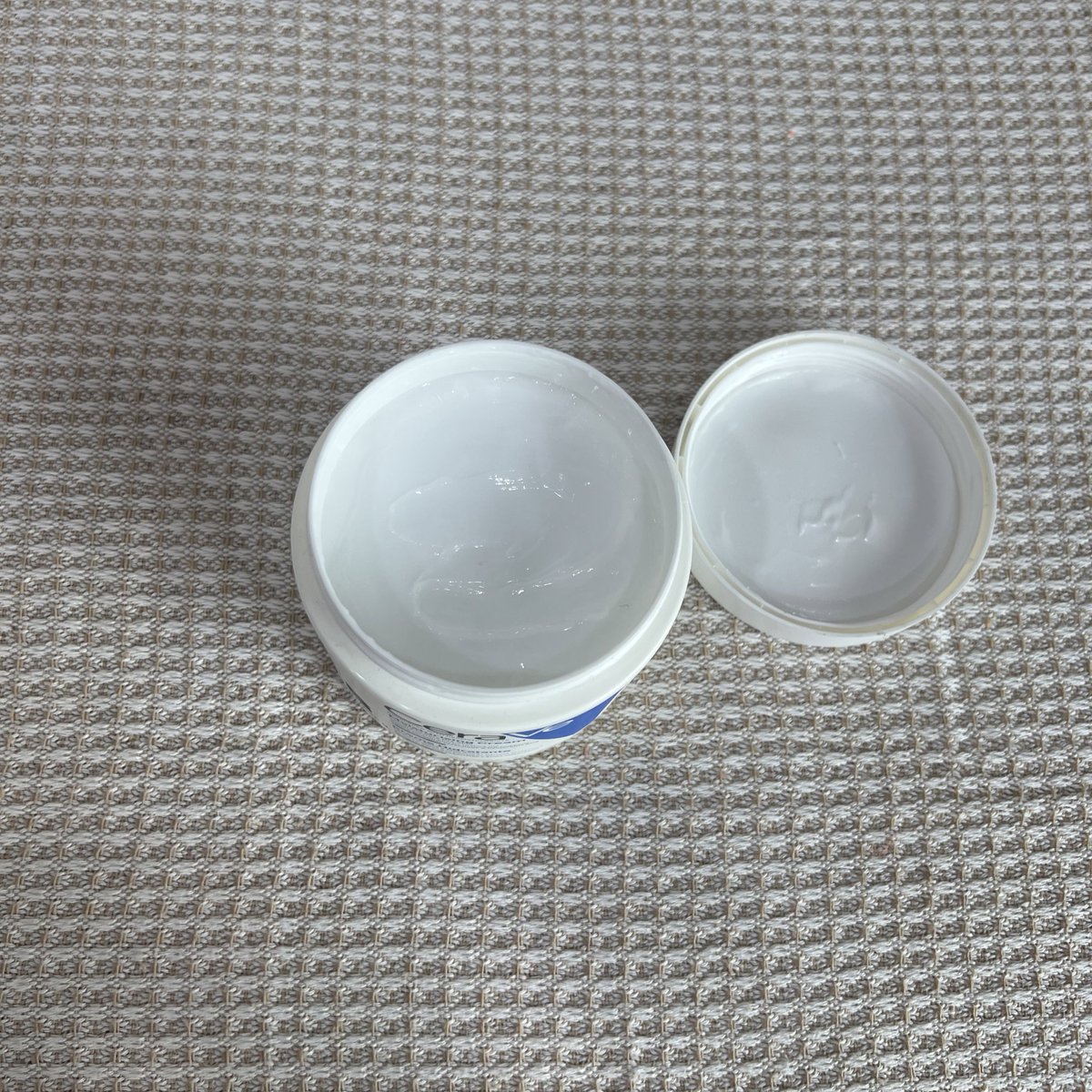 usedstuff_bypht's tweet photo. #ส่งต่อสกินแคร์ CERAVE Moisturising Cream ครีมบำรุงผิวหน้าและผิวกาย สำหรับผิวแห้ง-แห้งมาก ใช้น้อยมาก 2-3 ครั้งเองค่ะ ยังเต็มกระปุกอยู่เลยค่ะ 

ส่งต่อ 650 บาท ส่งฟรีค่ะ 🫶🏻

#ส่งต่อสกินแคร์มือสอง #ส่งต่อสกินเเคร์มือ2 #ส่งต่อเครื่องสำอาง #สกินแคร์มือสอง #เซราวี https://t.co/9gP464aG1K