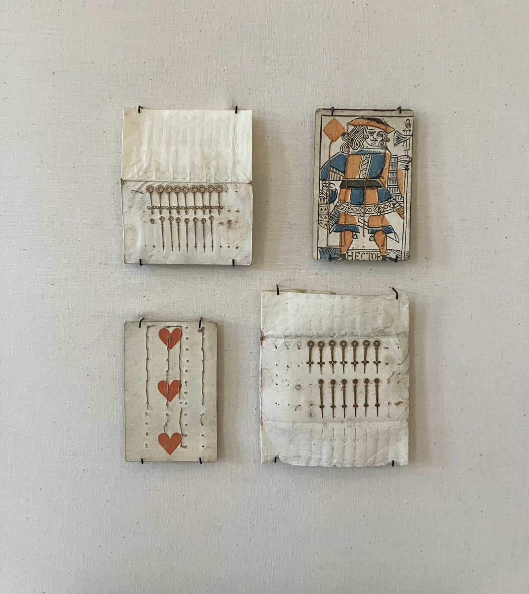 Découvert hier au hasard d’une expo @MAHgeneve que les #cartes à jouer pouvaient aussi servir aux artisans #horlogers qui y accrochaient les petits mécanismes de montre. Incroyable 🤯

#viedarchiviste