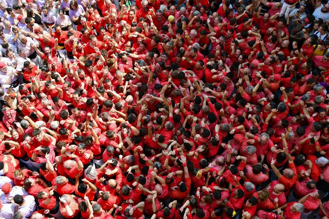 Tothom qui hagi portat mai la camisa o la samarreta vermella. Tothom qui hagi suat,lluitat,patit i vençut amb ella. Tothom amb qui hem compartit aquest sentiment que és ser de la Joves.

Diumenge hi ha de ser tothom, d'ara, d'abans i de sempre!

#castells #castelleres #castellers