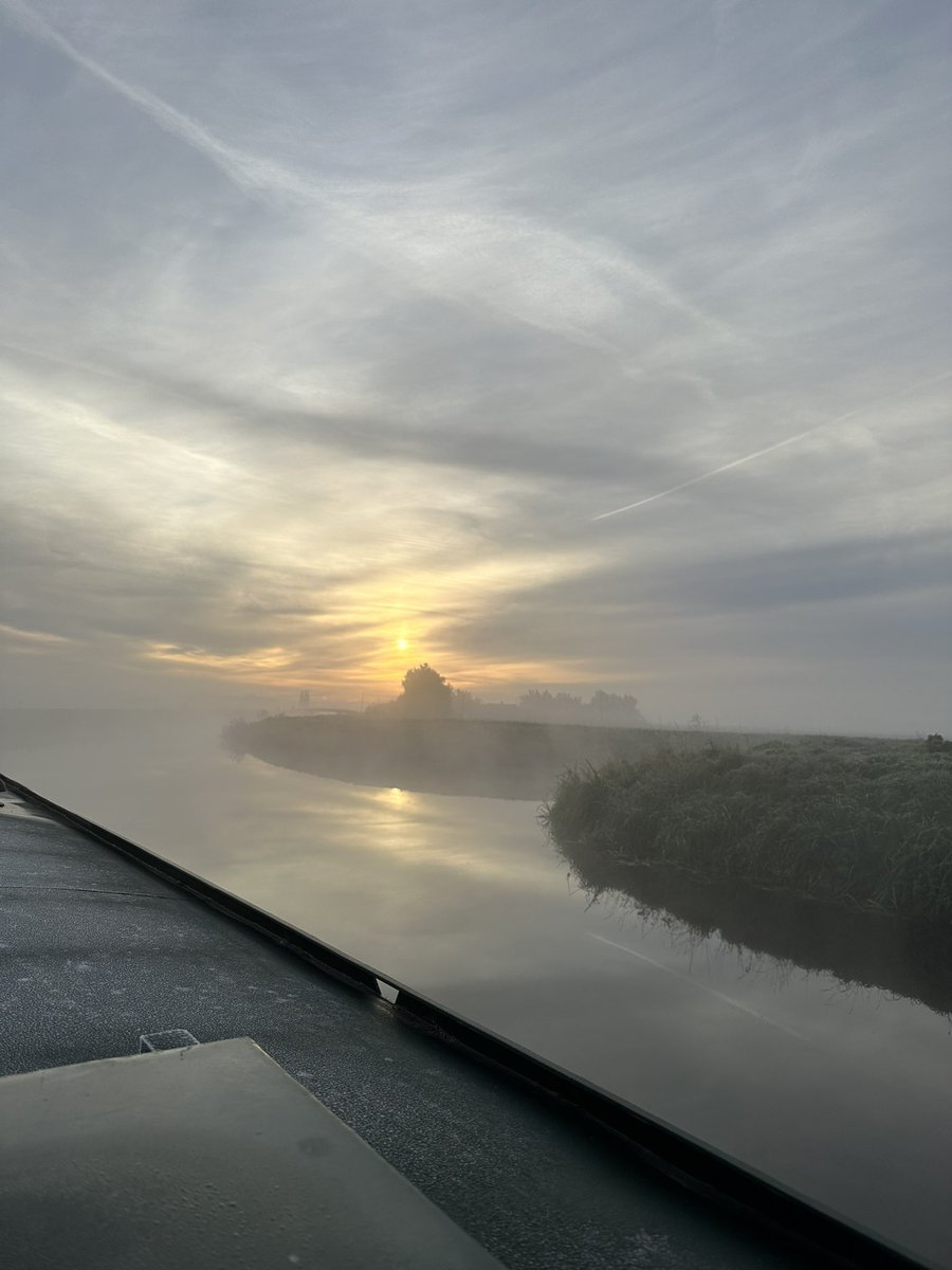 Sunrise at New Dyke rural mooring @MLC1862 #boatsthattweet #foxnarrowboats #cambridgeshire #eastanglia #thefens