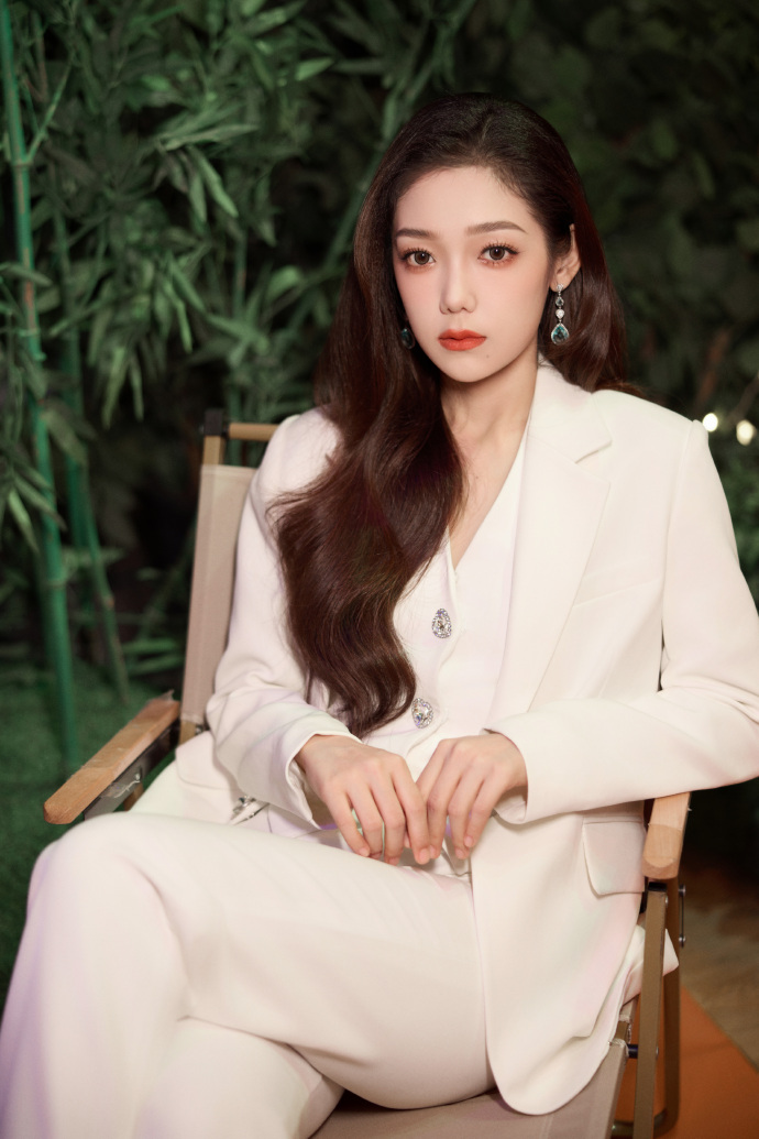 EntTofu's tweet photo. #XilinnayiGao is more than beautuful in the photos for the 2023 CCTV Happy Night as shared by her studio on Weibo. 

#CurleyG #希林娜依高
Source: https://t.co/IQNBtscI84 https://t.co/86Mw2PAUZZ