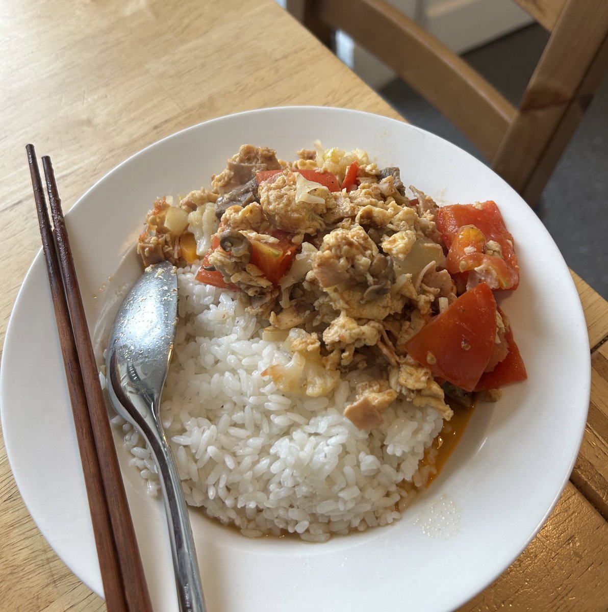 cheese64Fernweh's tweet photo. 有时候还是要收一收自己的创造力…
今天心情好煮了米饭，但其她食材不多了，就想着炒个西红柿鸡蛋吧。
备完菜觉得这是不是不够营养丰富？然后盯上了冰箱里的芝士片和火腿片，又切了俩蘑菇…
于是成就了我来德国吃过最奇怪的一顿饭🥲
需要马上学一些快速营养好吃的饭菜 https://t.co/KeJkFvLJf3